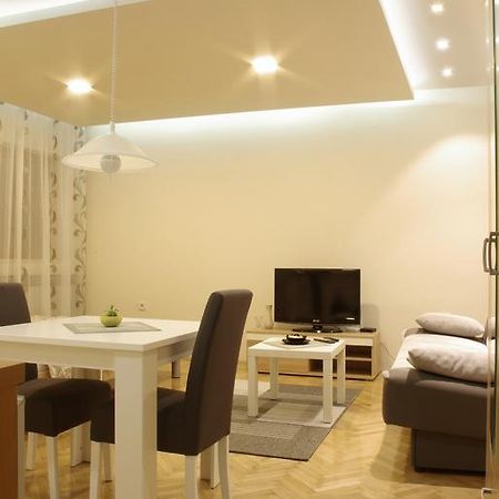 Square Studio Apartment Nis Bagian luar foto