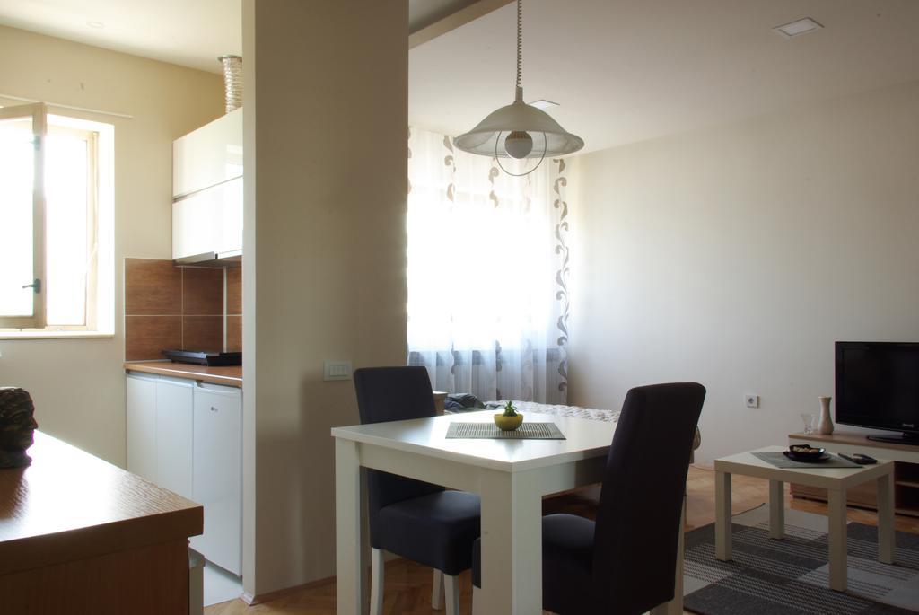 Square Studio Apartment Nis Bagian luar foto