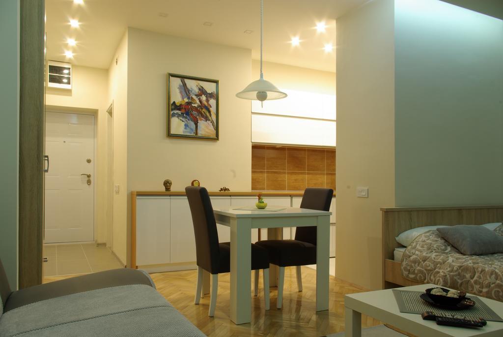 Square Studio Apartment Nis Bagian luar foto