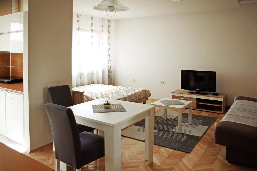 Square Studio Apartment Nis Bagian luar foto