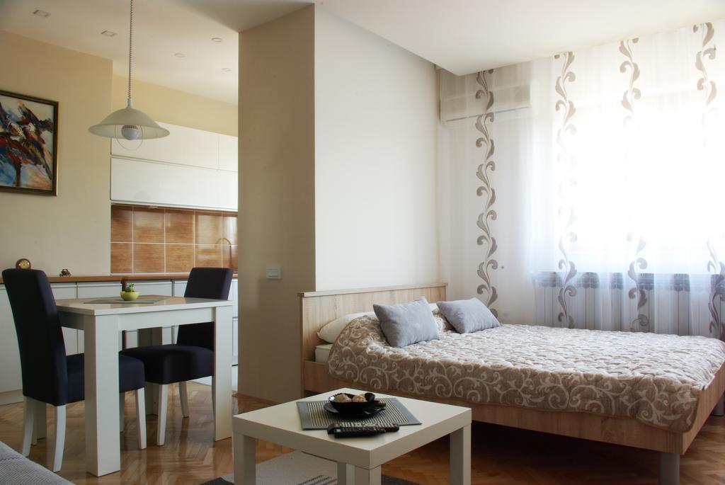 Square Studio Apartment Nis Bagian luar foto