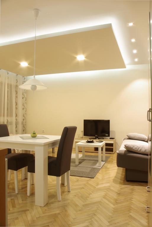 Square Studio Apartment Nis Bagian luar foto