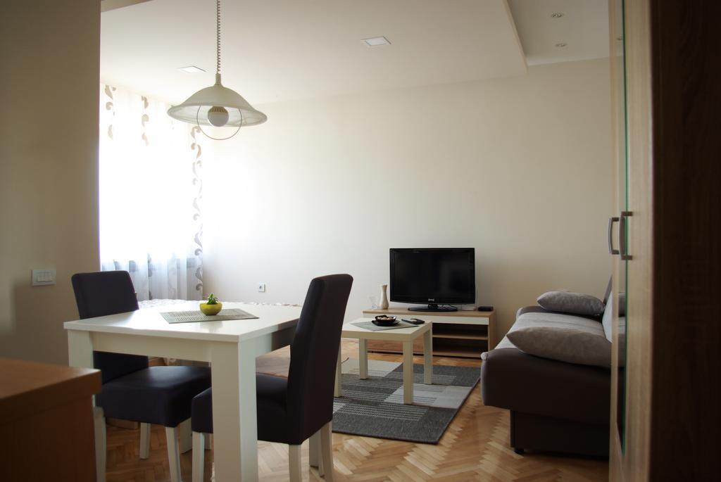 Square Studio Apartment Nis Bagian luar foto